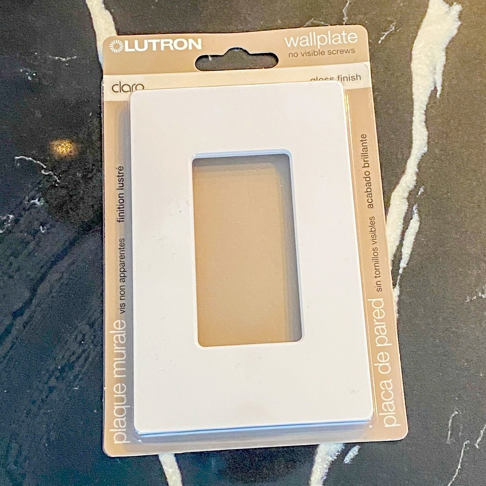 NWT Lutron Claro 1 Gang Wallplate, Gloss, White Unopened package